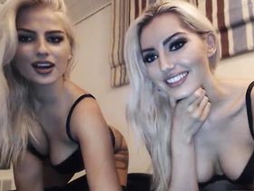 Блондинки танцуют и засовывают пальчики в киски