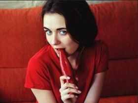 Красный перец в киске молодой девушки