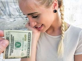 Горячий секс с юной блондинкой за лаве