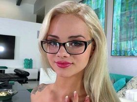 Молоденькая блондинка мастурбирует мокрую небритую киску