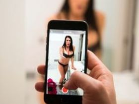 Заглянул к лучшему другу и сфоткал его маму голой