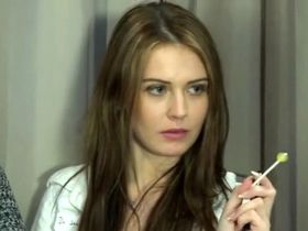 Молодая медсестричка в компании похотливых старикашек