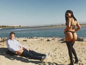 На диком пляже анально трахнул шальную девку