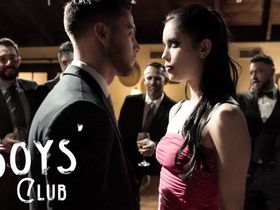 Публичный секс и унижение эскорт девушки в закрытом мужском клубе