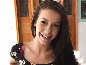 Молоденькая засветила пипиську перед парнем