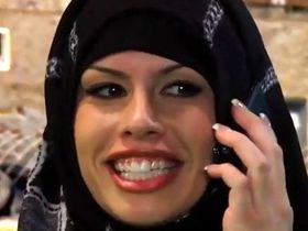 Жена навещает мужа в арабской тюрьме