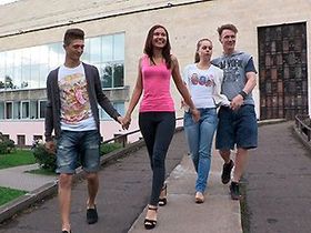 Деревенские дурочки покоряют Москву